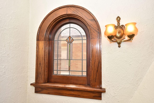 3434 N 45th St, Milwaukee, WI 53216 - detailed view of a textured wall, a chandelier, and arched walkways