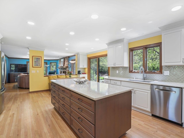 18585 Woodberry Ct, Brookfield, WI 53045 - kitchen featuring stainless steel appliances, a sink, white cabinets, a center island, and recessed lighting