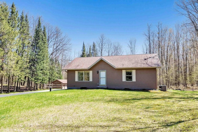 N11598 Helgeson Rd, Iola, WI 54945 - view of front of home with a front yard and a shingled roof
