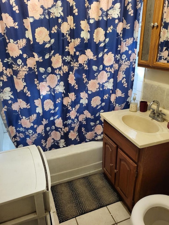 2931 N 2nd St Unit 2933, Milwaukee, WI 53212 - full bathroom featuring toilet, tile patterned flooring, vanity, and shower / bath combo with shower curtain