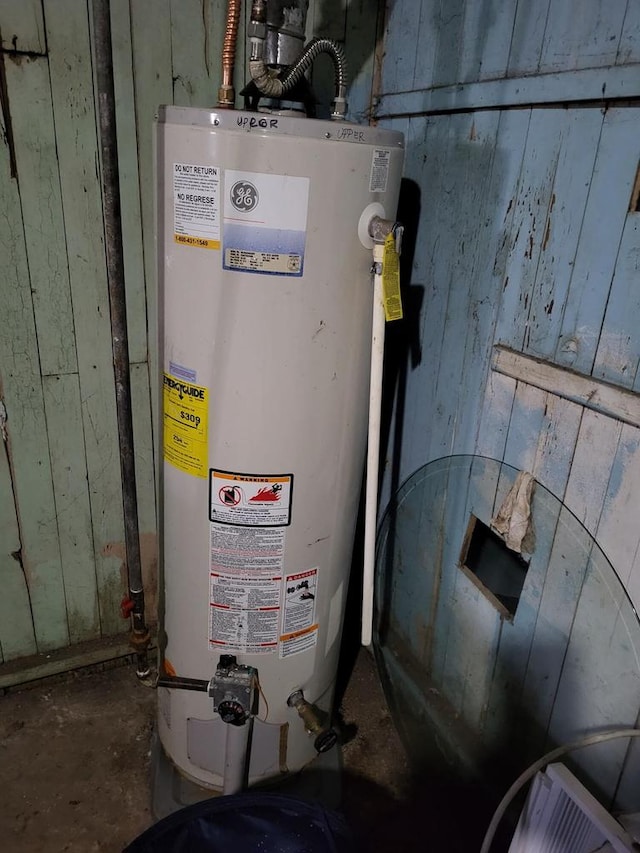 2931 N 2nd St Unit 2933, Milwaukee, WI 53212 - utility room with water heater