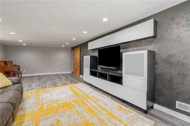 living area featuring light wood-type flooring, recessed lighting, and baseboards