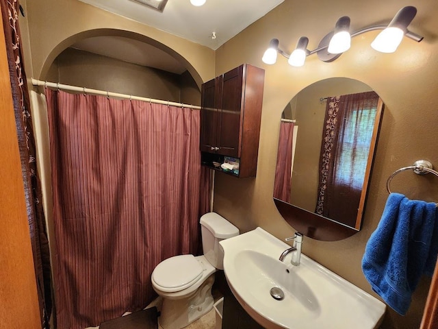 7122 Mockingbird Ln, Middleton, WI 53562 - full bath featuring a shower with shower curtain and vanity