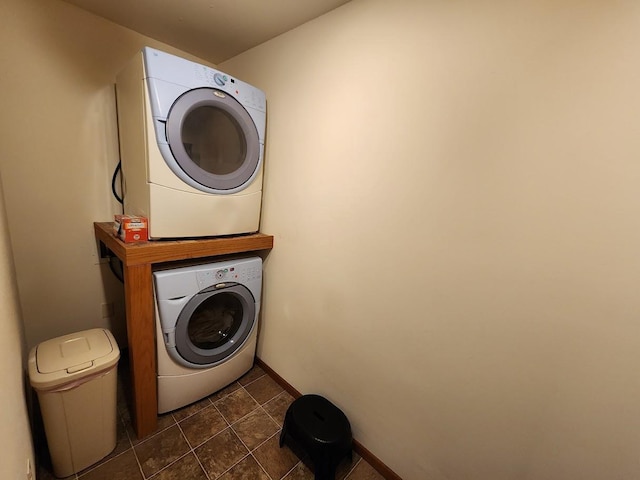7122 Mockingbird Ln, Middleton, WI 53562 - laundry room featuring estacked washer and dryer and baseboards
