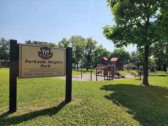 7122 Mockingbird Ln, Middleton, WI 53562 - view of home's community with a yard