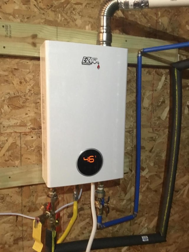 N9960 Meadowlark Ln, Crivitz, WI 54114 - utility room featuring water heater