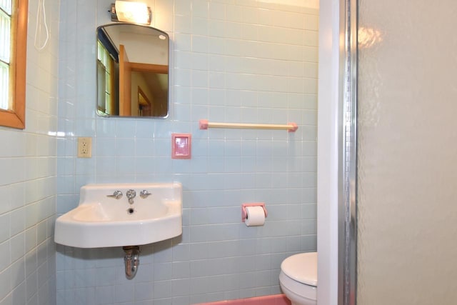 15060 Carpenter Rd, Brookfield, WI 53005 - bathroom featuring toilet, tile walls, a sink, and an enclosed shower