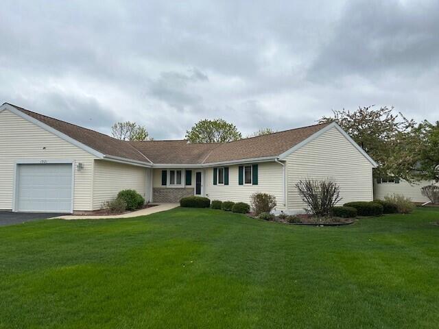 1521 Raveen St, Fort Atkinson, WI 53538 - single story home featuring an attached garage, a front lawn, and driveway