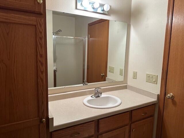 1521 Raveen St, Fort Atkinson, WI 53538 - full bathroom with a shower with shower door and vanity