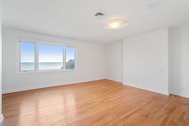 7515 N Beach Dr, Fox Point, WI 53217 - empty room with light wood-style floors, baseboards, and a smoke detector