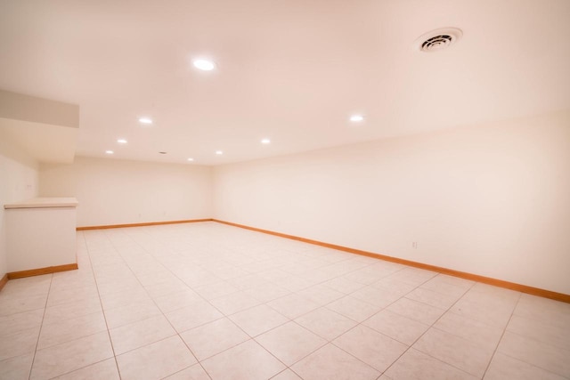 7515 N Beach Dr, Fox Point, WI 53217 - empty room with recessed lighting and baseboards