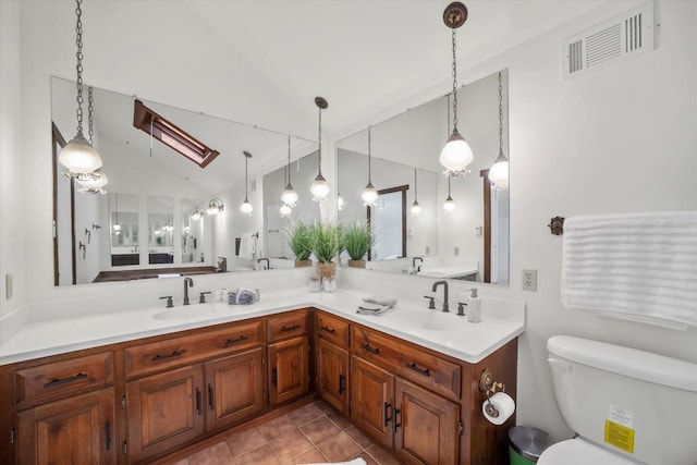 1401 Scenic Dr, Hubertus, WI 53033 - full bath featuring vaulted ceiling, toilet, double vanity, and tile patterned flooring