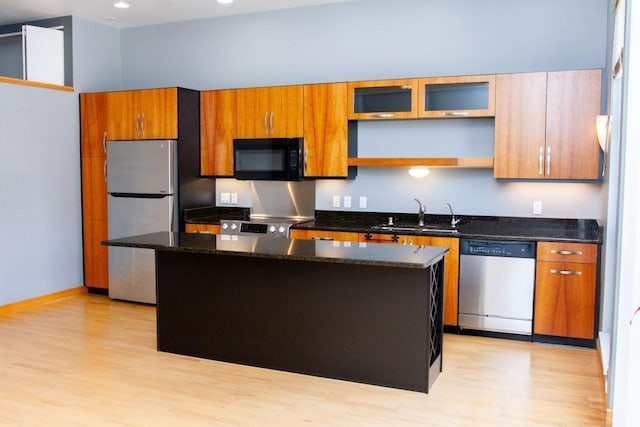 615 W Main St Unit 205, Madison, WI 53703 - kitchen with stainless steel appliances, a sink, light wood-type flooring, a kitchen island, and recessed lighting