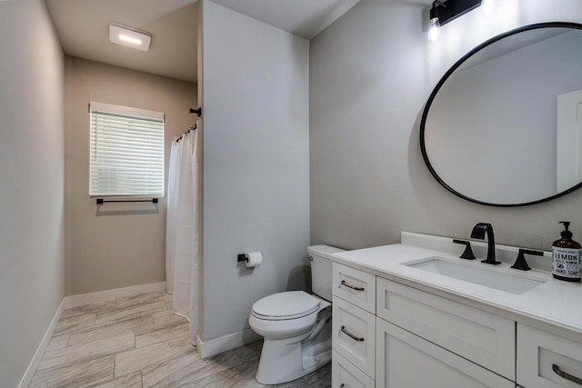 full bath with toilet, vanity, baseboards, and curtained shower