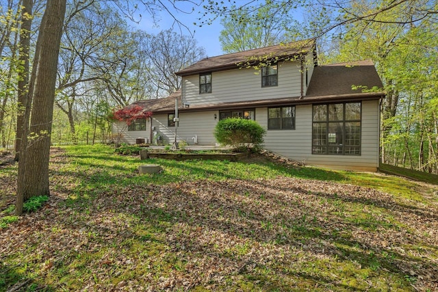5287 Pleasant Hill Rd, Hartford, WI 53027 - back of house featuring a lawn