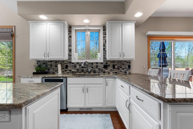 W6928 Westwood Dr, Fond Du Lac, WI 54937 - kitchen featuring dishwasher, a sink, a peninsula, backsplash, and recessed lighting