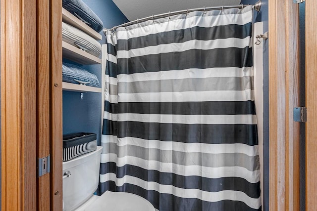 W6928 Westwood Dr, Fond Du Lac, WI 54937 - bathroom featuring toilet, curtained shower, and a textured ceiling