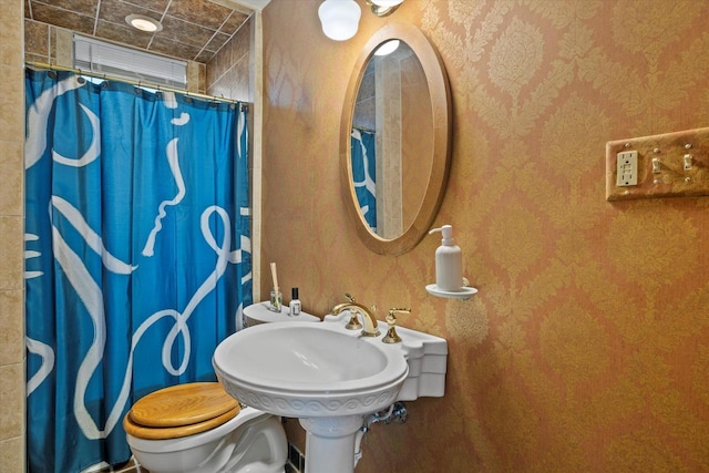 2837 N Marietta Ave, Milwaukee, WI 53211 - full bathroom with wallpapered walls, toilet, and curtained shower
