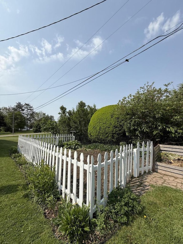528 High St, Walworth, WI 53184 - view of yard