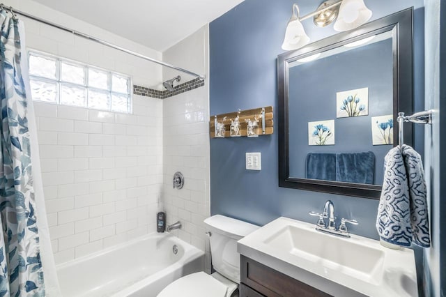 528 High St, Walworth, WI 53184 - full bath featuring shower / bathtub combination with curtain, toilet, and vanity