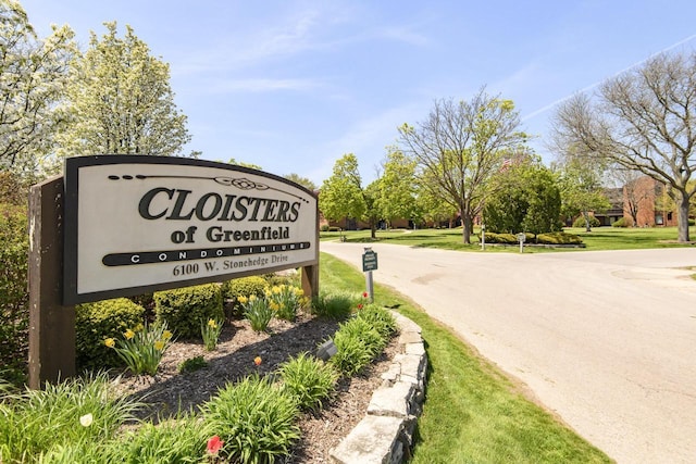 6100 W Stonehedge Dr Unit 166, Greenfield, WI 53220 - view of community sign