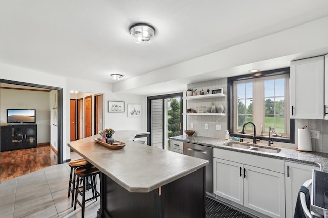 W308S2787 Wild Berry Ct, Waukesha, WI 53188 - kitchen featuring a sink, dishwasher, a center island, a kitchen breakfast bar, and light countertops