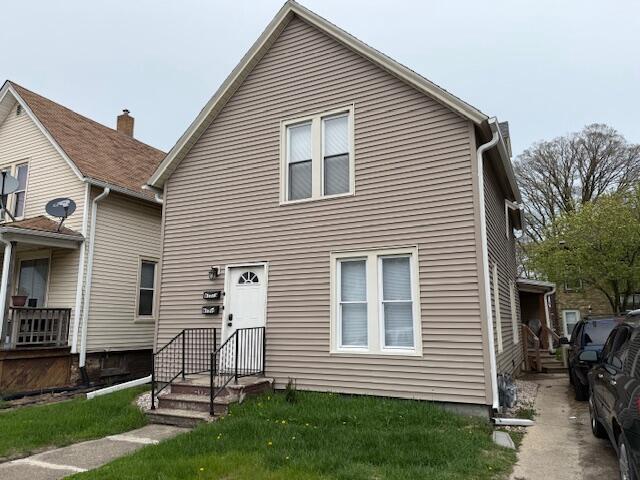 6121 12th Ave, Kenosha, WI 53143 - view of front of property featuring a front lawn
