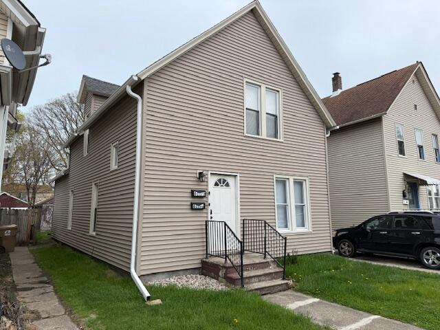 6121 12th Ave, Kenosha, WI 53143 - view of front of property with a front lawn
