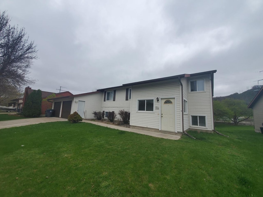 3509-3511 S 29th Ct, La Crosse, WI 54601 - view of front of property featuring a front lawn, driveway, and a garage