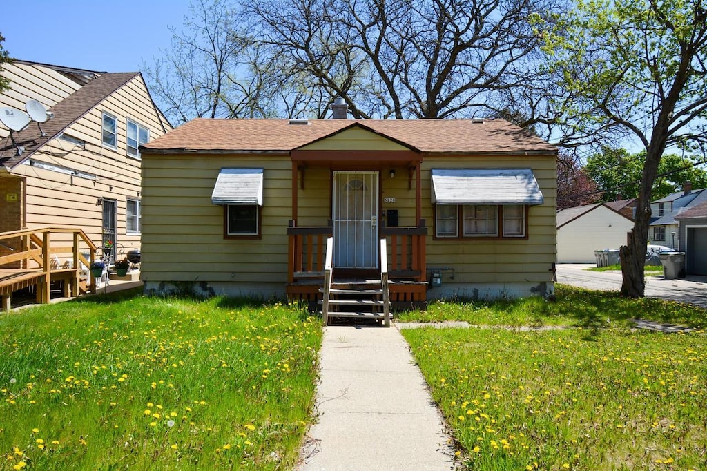 bungalow-style home featuring a front lawn