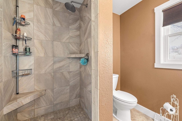 N8608 Strat Rd, Iola, WI 54945 - full bathroom with toilet, tiled shower, a textured wall, and baseboards