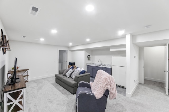 living area with light carpet, recessed lighting, wet bar, and baseboards
