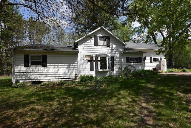 1118 E Pearl St, Neshkoro, WI 54960 - view of front facade with a front yard