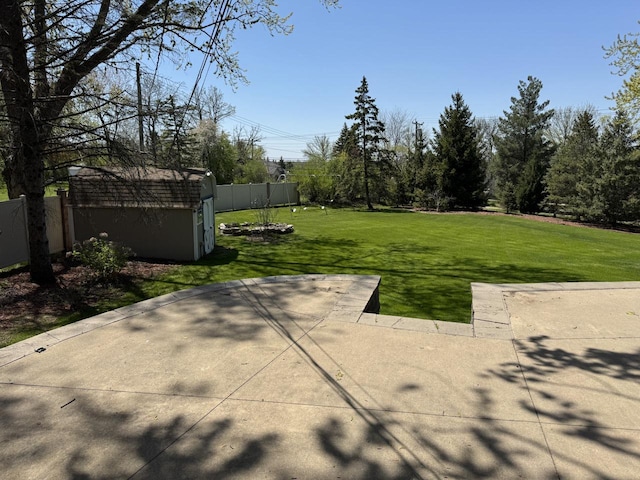 view of yard with a shed and an outdoor structure