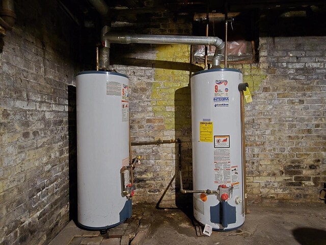 902 S 25th St, Milwaukee, WI 53204 - utility room featuring water heater
