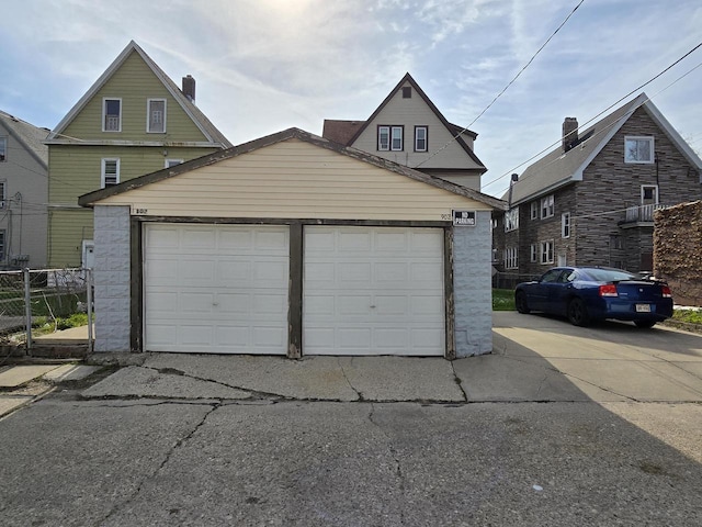 902 S 25th St, Milwaukee, WI 53204 - garage featuring fence