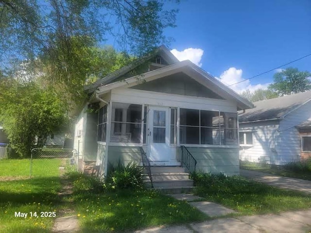 508 Hewitt St, Neenah, WI 54956 - bungalow-style house featuring a sunroom