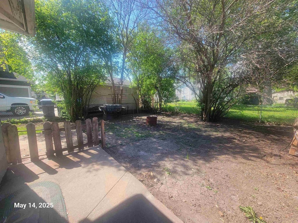 508 Hewitt St, Neenah, WI 54956 - view of yard with fence