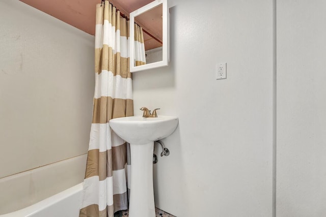 2936 S 9th Pl, Milwaukee, WI 53215 - bathroom with shower / bath combo and a sink