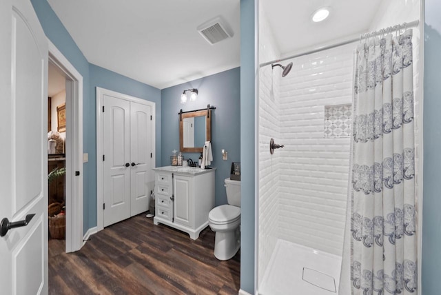 1521 Geneva Club Dr Unit 18-05, Lake Geneva, WI 53147 - bathroom featuring wood finished floors, tiled shower, vanity, toilet, and baseboards