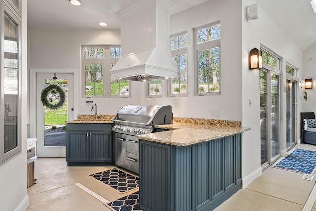 1521 Geneva Club Dr Unit 18-05, Lake Geneva, WI 53147 - kitchen featuring custom range hood, recessed lighting, a peninsula, a sink, and baseboards