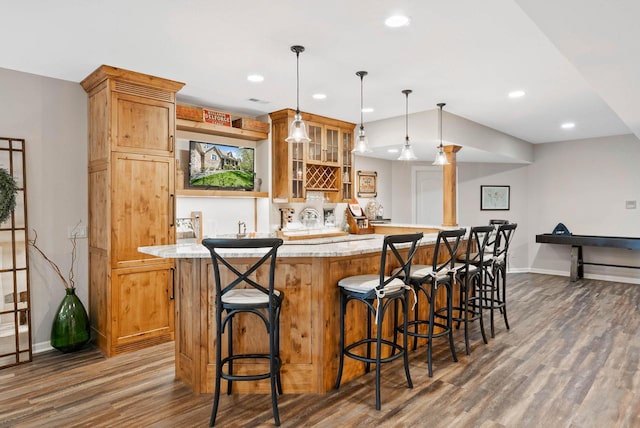1521 Geneva Club Dr Unit 18-05, Lake Geneva, WI 53147 - indoor wet bar featuring dark wood-style floors, baseboards, recessed lighting, and pendant lighting