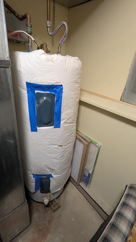 1031 N Osborne Blvd, Racine, WI 53405 - utility room featuring water heater