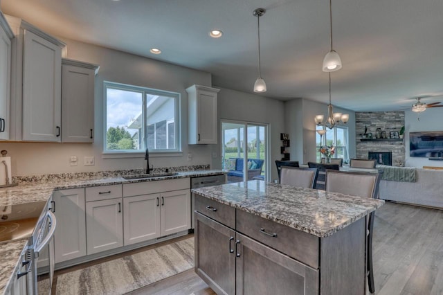 kitchen featuring a sink, range with electric cooktop, plenty of natural light, light wood-style floors, and recessed lighting