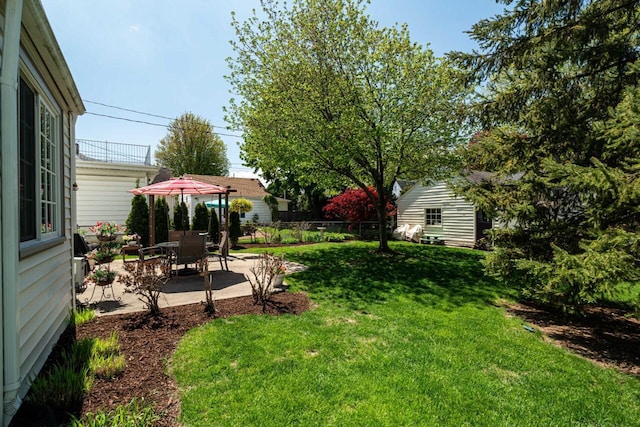 2577 N 89th St, Wauwatosa, WI 53226 - view of grassy yard featuring a patio