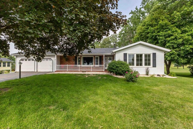 11915 Wedgewood Ln, Darlington, WI 53530 - ranch-style house featuring a porch, an attached garage, a front yard, and driveway