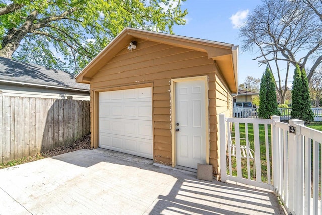 129 W 19th Ave, Oshkosh, WI 54902 - detached garage with fence