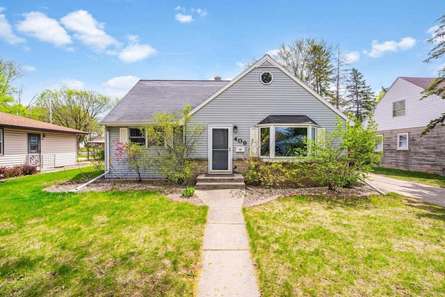 409 S Matthew St, Kimberly, WI 54136 - view of front facade featuring a front yard