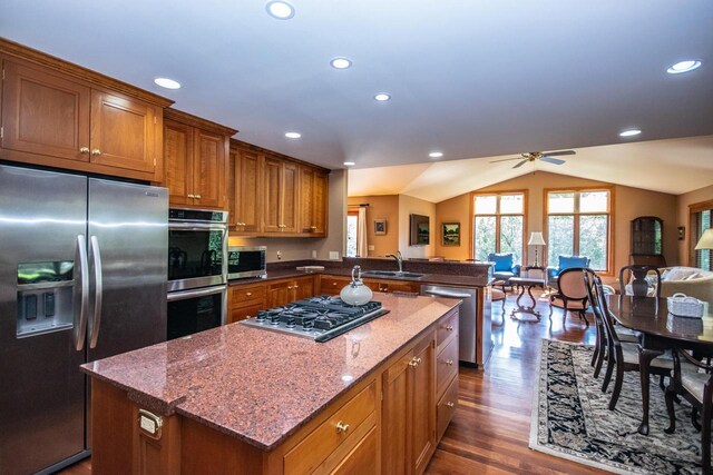 207 Deer Ridge Dr, West Bend, WI 53095