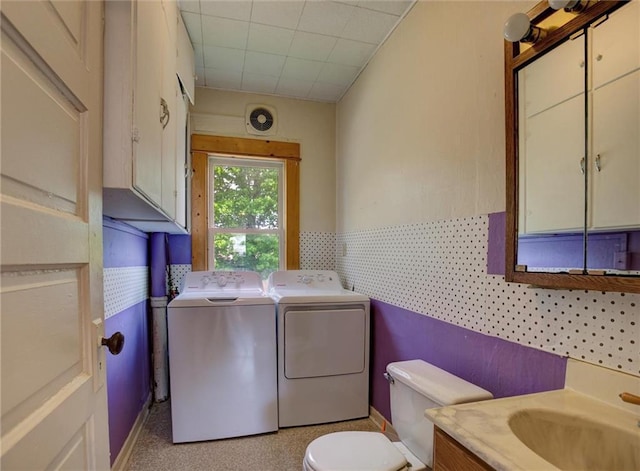 4190 County Road P, Spring Valley, WI 54767 - bathroom featuring independent washer and dryer, toilet, and vanity